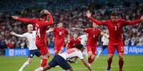 Raheem Sterling cai na área durante partida entre Inglaterra e Dinamarca pela semifinal da Eurocopa
07/07/2021 Pool via REUTERS/Laurence Griffiths  Foto: Reuters