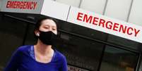 Mulher deixa hospital em Nova York em meio &agrave; pandemia de Covid
 24/12/2020   REUTERS/Carlo Allegri  Foto: Reuters