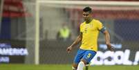 'O Brasil vai por si só na qualidade. Com solidez defensiva você está mais perto da vitória', diz Casemiro (Lucas Figueiredo/CBF)  Foto: Lance!