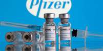Frascos de vacina contra a Covid-19 em frente ao logo da Pfizer 
09/02/2021
REUTERS/Dado Ruvic/Ilustração  Foto: Reuters