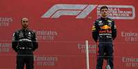 Lewis Hamilton ao lado de Max Verstappen no pódio do GP da França de F1   Foto: Nicolas Tucat/Red Bull Content Pool/Getty Images / Grande Prêmio