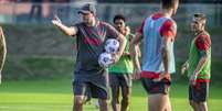 Rogério Ceni treinando a equipe do Flamengo no CT Ninho do Urubu (Foto: Marcelo Cortes/Flamengo)  Foto: Lance!