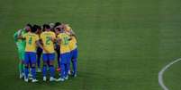 Jogadores da Seleção Brasileira conversam antes de decisão  Foto: Henry Romero / Reuters