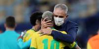 Tite consola Neymar após a derrota do Brasil para a Argentina  Foto: Ricardo Moraes / Reuters
