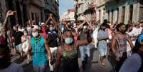 Manifestantes gritam slogans contra o governo cubano durante protesto em Havana
11/07/2021 REUTERS/Alexandre Meneghini  Foto: Reuters