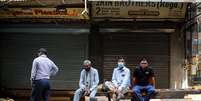 Lojistas aguardam para abrir suas lojas em área comercial após as autoridades aliviarem as restrições de lockdown em Nova Délhi, Índia
07/06/2021 REUTERS/Adnan Abidi  Foto: Reuters