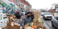 Entrega de alimentos por organização New Life Centers, em Chicago, Illinois
 16/3/2021 REUTERS/Daniel Acker  Foto: Reuters