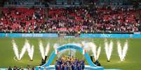 Jogadores da seleção da Itália comemoram conquista da Eurocopa com troféu no pódio em Wembley
11/07/2021 Pool via REUTERS/Catherine Ivill  Foto: Reuters