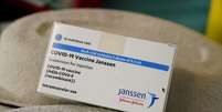 Caixa com doses de vacina da Janssen contra a Covid-19
REUTERS/Vincent West  Foto: Reuters