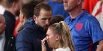 Harry Kane consola a sua esposa após a derrota da Inglaterra na final da Eurocopa  Foto: Carl Recine/Reuters