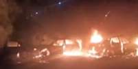 Criminosos colocam fogo em carros para impedir ação da polícia  Foto: Reprodução/TV Globo