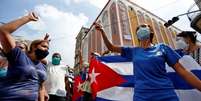 Centenas de cubanos também se manifestaram neste domingo a favor do governo, tanto em Havana como em algumas províncias  Foto: EPA / BBC News Brasil