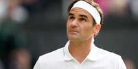 Federer durante a sua última participação em Wimbledon; três raquetes usadas por ele na edição de 2019 do Grand Slam foram leiloadas  Foto: Peter van den Berg/USA Today Sports/Reuters
