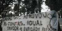 Faixa de protesto contra contas reprovadas no Corinthians em balan&ccedil;o do clube  Foto: Divulga&ccedil;&atilde;o/Fernando Lago