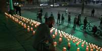 Pessoas acendem velas no Rio de Janeiro em homenagem aos mortos pela Covid-19
21/06/2021 REUTERS/Pilar Olivares  Foto: Reuters