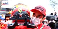 Charles Leclerc abraça Carlos Sainz e o cumprimenta pelo pódio no GP de Mônaco   Foto: Scuderia Ferrari / Grande Prêmio