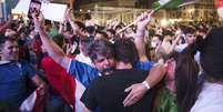 Torcedores comemoram em Roma a vit&oacute;ria da sele&ccedil;&atilde;o italiana sobre a B&eacute;lgica  Foto: Andrea Petinari/Medialys Images/Sipa USA/Reuters