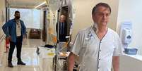Bolsonaro caminha no corredor do Hospital Vila Nova Star  Foto: Reprodu&ccedil;&atilde;o/Bolsonaro/AFP / Estad&atilde;o