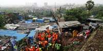 Equipes de resgate procuram sobreviventes depois que uma casa desabou devido a um deslizamento de terra causado por fortes chuvas em Mumbai, na Índia  Foto: Niharika Kulkarni / Reuters