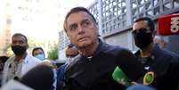 Jair Bolsonaro fala com jornalistas ao deixar o hospital Vila Nova Star, onde foi tratado ao ter uma obstrução intestinal, em São Paulo  Foto: Amanda Perobelli / Reuters