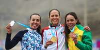 Jaqueline Mourão (à dir.) exibe a medalha de bronze conquistada no Pan de Lima; ela agora que subir no pódio dos Jogos de Tóquio  Foto: Pilar Olivares/Reuters