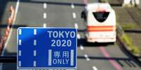 Placa com orientações sobre os horários de funcionamento dos locais em Tóquio
REUTERS/Naoki Ogura  Foto: Reuters