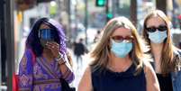 Mulheres andam de máscaras em Los Angeles
 29/3/2021  REUTERS/Mario Anzuoni  Foto: Reuters
