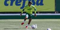 O atacante Rony trabalha com bola no treino desta segunda-feira na Academia de Futebol  Foto: Cesar Greco/Palmeiras