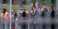 Sem máscara, Bolsonaro conversa com apoiadores em Brasília  Foto: Adriano Machado / Reuters