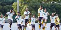 Membros da equipe olímpica de futebol masculino da África do Sul em Chiba, no Japão
19/07/2021 Kyodo/via REUTERS  Foto: Reuters