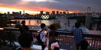 Anéis olímpicos são fotografados em Tóquio
 20/7/2021   REUTERS/Kai Pfaffenbach  Foto: Reuters
