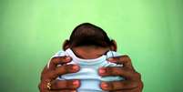 Bebê com microcefalia é erguido por sua mãe em Olinda, em foto de 2016  Foto: REUTERS/Nacho Doce / BBC News Brasil