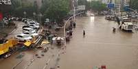 Estragos das fortes chuvas na cidade de Zhengzhou, na China  Foto: Oriental Image / Reuters