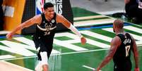 Bucks vencem os Suns com show de Giannis e conquistam a NBA  Foto: Mark J.Rebilas