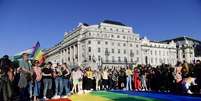 Protesto contra lei anti-LGBT em Budapeste, capital da Hungria  Foto: EPA / Ansa - Brasil