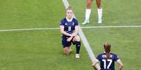 Jogadoras britânicas se ajoelham antes de partida contra o Chile pelos Jogos Olímpicos  Foto: Kyodo / Reuters