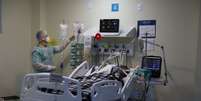 Paciente com covid-19 na UTI de hospital do Rio de Janeiro
REUTERS/Pilar Olivares  Foto: Reuters