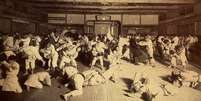 Prática de judô nos primórdios do esporte, no Japão  Foto: The Kodokan Institute / BBC News Brasil
