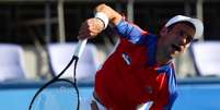 Djokovic executa saque durante a sua vitória na estreia nos Jogos de Tóquio  Foto: Mike Segar/Reuters