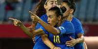 Marta comemora gol no empate do Brasil contra Holanda em jogo de seis gols neste sábado  Foto: Amr Abdallah Dalsh / Reuters