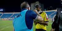 Enderson em discussão com o quarto árbitro durante Confiança x Botafogo (Foto: Reprodução/SporTV)  Foto: Lance!