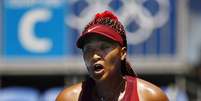 Naomi Osaka comemora ponto conquistado durante seu jogo de estreia na Olimpíada  Foto: Kyodo/Reuters 