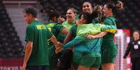 Jogadoras do Brasil comemoram empate com a Rússia em estreia na Olimpíada  Foto: Gonzalo Fuentes/Reuters