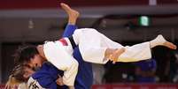 Japonesa Uta Abe aplica ippon na brasileira Larissa Pimenta na luta deste domingo  Foto: Hannah Mckay/Reuters