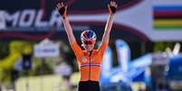 A ciclista holandesa Annemiek van Vleuten comemorou pensando que ganhou ouro em Tóquio (Foto: AFP)  Foto: Lance!