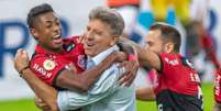 Bruno Henrique celebra gols pelo Flamengo com o técnico Renato Gaúcho  Foto: Maga Jr/Ofotografico / Gazeta Press