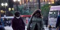 Pedestres protegidas do frio na capital paulista em julho; cidade pode registrar a menor temperatura desde 1994  Foto: Getty Images / BBC News Brasil