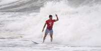 Gabriel Medina fez disputa acirrada com o australiano Julian Wilson (Foto: Olivier MORIN/AFP)  Foto: LANCE!