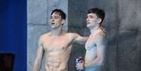 Os britânicos Thomas Daley e Matty Lee ganharam o ouro em Tóquio (OLI SCARFF / AFP)  Foto: Lance!