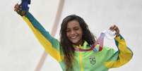 Com 13 anos e 203 dias de idade, Rayssa Leal ganhou prata no skate street olímpico em Tóquio 2020 nesta segunda-feira (26/07)  Foto: Reuters / BBC News Brasil